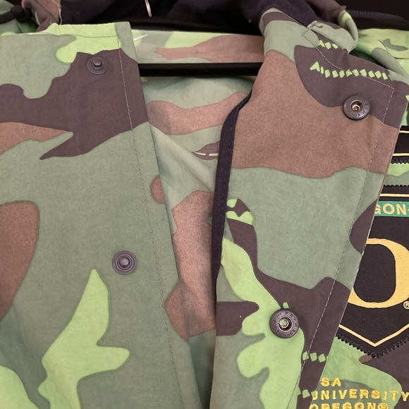 EUC NIKE Oregon Ducks Men's SMALL Lightweight Army Camo Hood Jacket - Picture 6 of 10